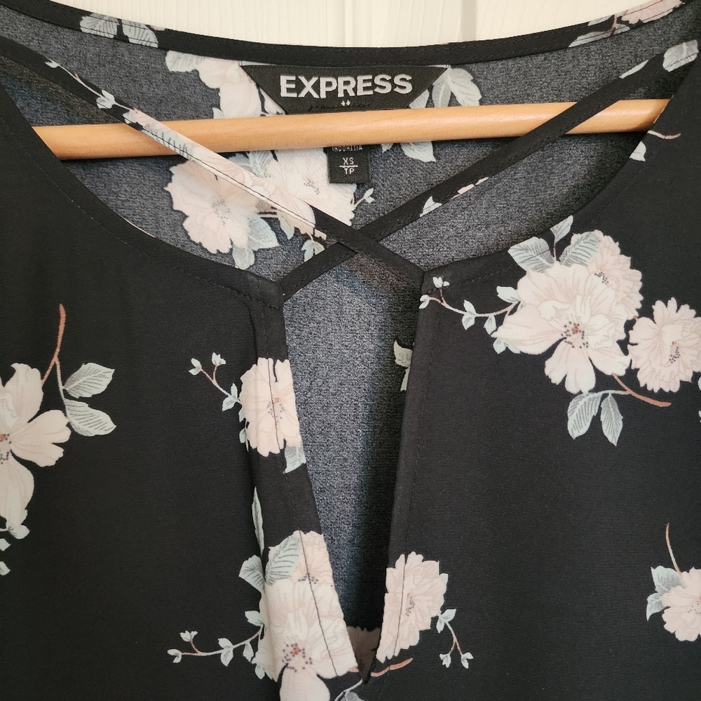 Express Floral Top - Picture 2 of 4